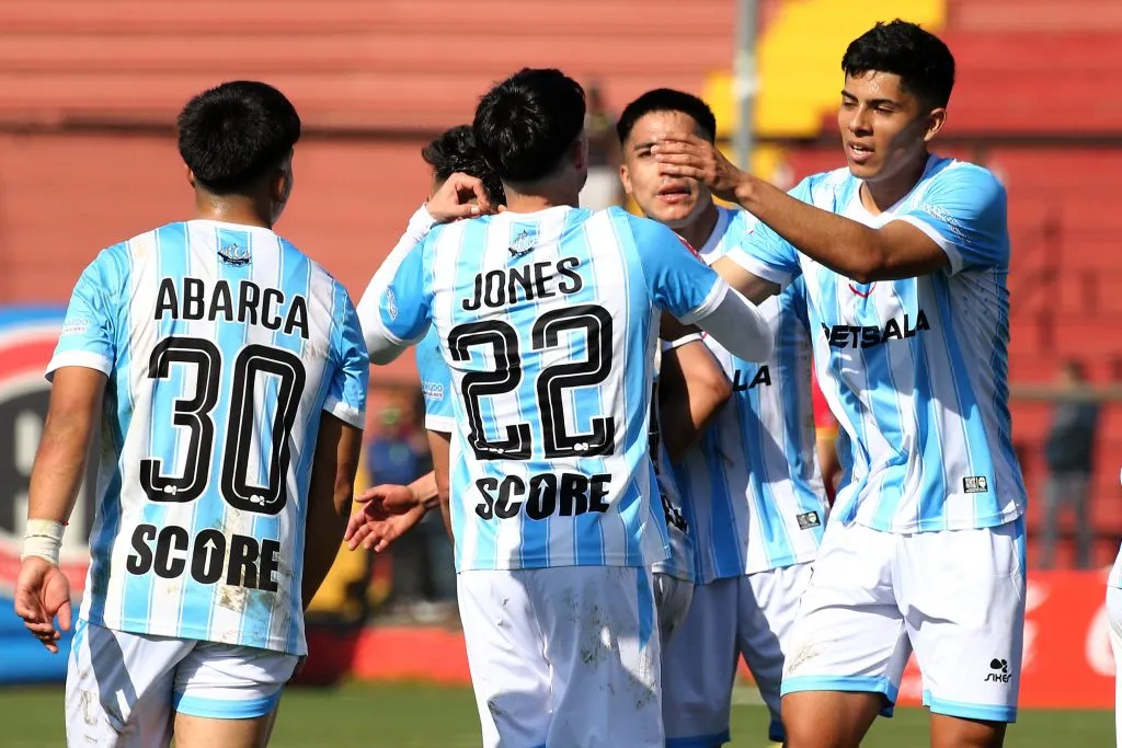 Thomas Jones tuvo una gran tarde en el estadio Santa Laura. (Javier Salvo/Photosport).