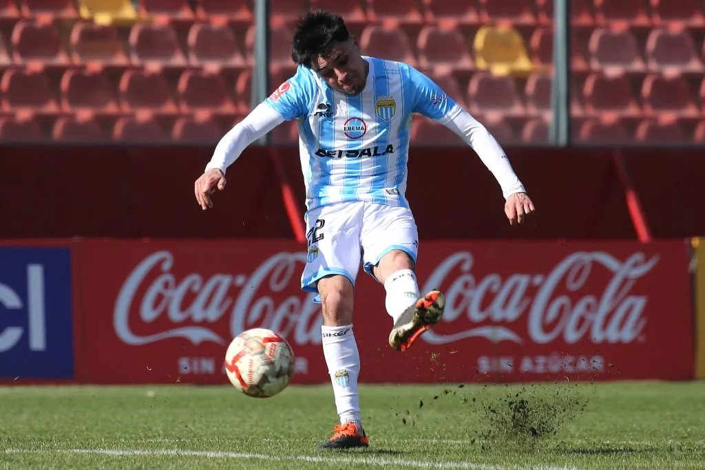 El zurdazo de Thomas Jones para el 3-0 parcial de Magallanes. (Javier Salvo/Photosport).