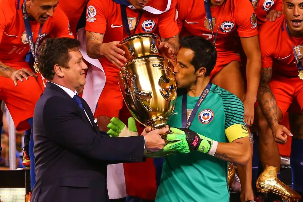 Claudio Bravo también ganó dos veces seguidas el premio al mejor arquero de la Copa América. Foto: Imago