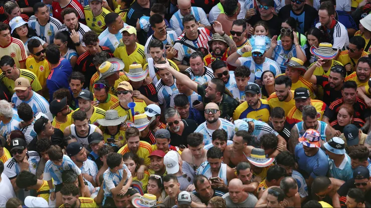 El público sufriendo por entrar al estadio.