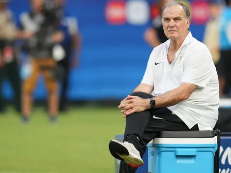 Marcelo Bielsa se sienta en el podio con Uruguay