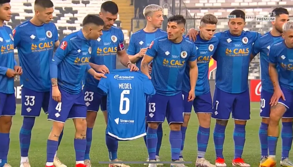 Los jugadores de Deportes Santa Cruz llevaron la camiseta de Kevin Medel.