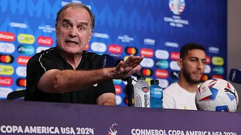 Bielsa furioso, llega a calificar a Cáceres como "invitado de lujo" de su conferencia.