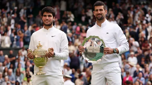 Carlos Alcaraz y Novak Djokovic tras la final de Wimbledon 2023 que terminó en triunfo del español.