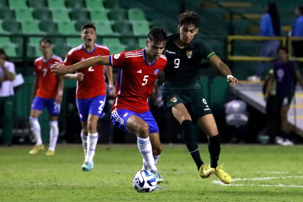 Sebastián Pino en acción durante el Sudamericano Sub 20 de 2023. (Santiago Cortes/Photosport).