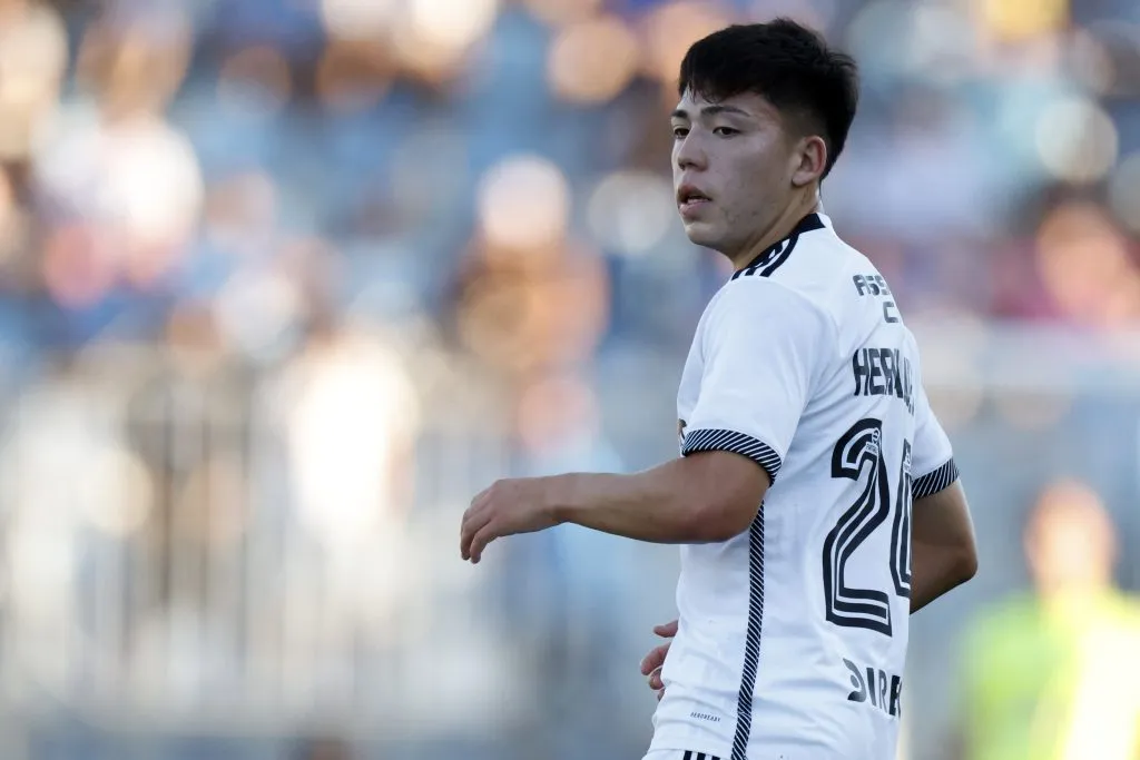 Leandro Hernández debutó en el primer equipo de Colo Colo bajo la dirección técnica de Gustavo Quinteros. (Andres Pina/Photosport).