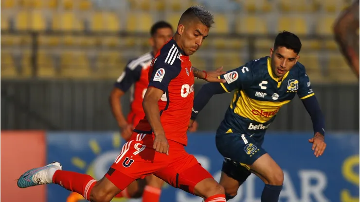 Lautaro Pastrán presiona a Leandro Fernández.