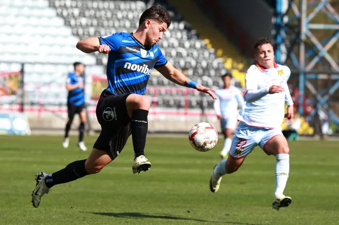 Felipe Loyola en acción ofensiva por Huachipato ante Unión Española. (Eduardo Fortes/Photosport).