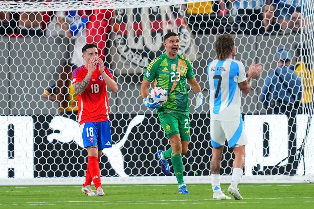 Rodrigo Echeverría no puede creer la gran tapada del Dibu Martínez. (Mitchell Leff/Getty Images).