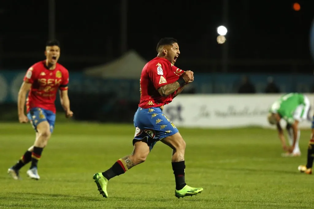 Ignacio Jara celebra un gol por la Unión Española. (Jonnathan Oyarzun/Photosport).