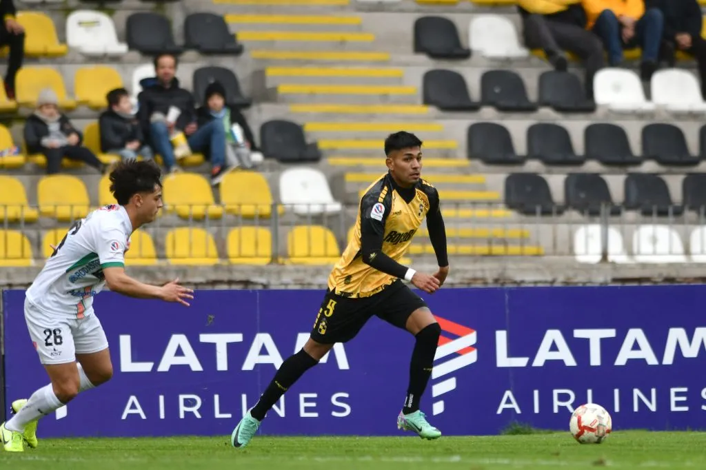 Dylan Escobar suena en Colo Colo. Foto: Alejandro Pizarro Ubilla/Photosport