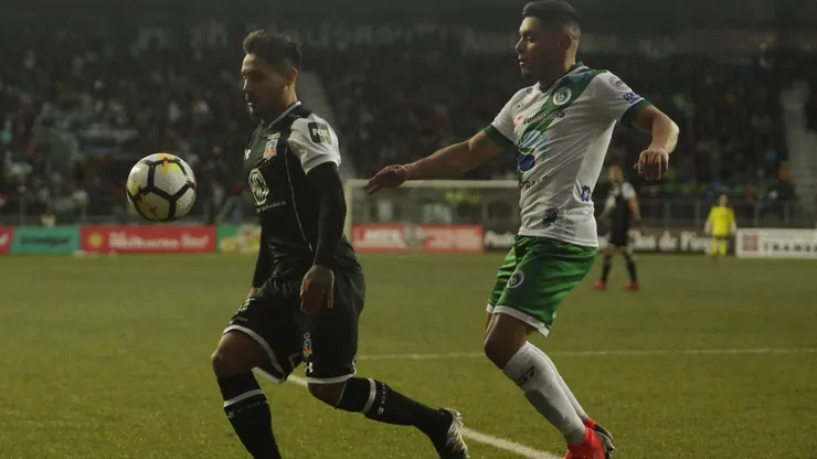 Deportes Puerto Montt y Colo Colo juegan en el Chinquihue