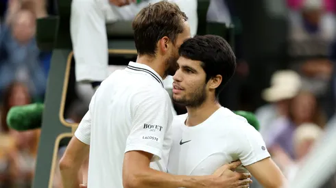 Daniil Medvedev y Carlos Alcaraz se saludan luego de la victoria del español en las semifinales de Wimbledon 2023.