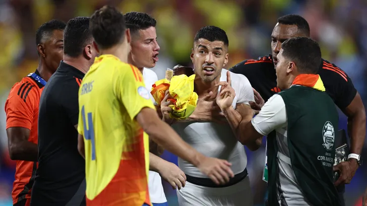 Luis Suárez tuvo un fuerte encontrón con los colombianos.