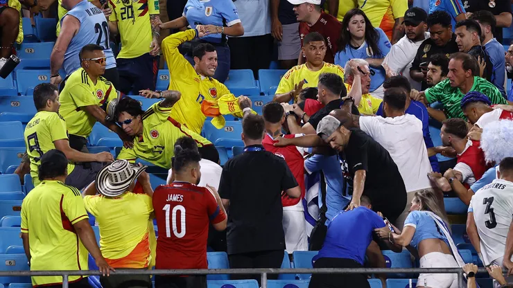 La pelea de los hinchas con los jugadores de Uruguay.
