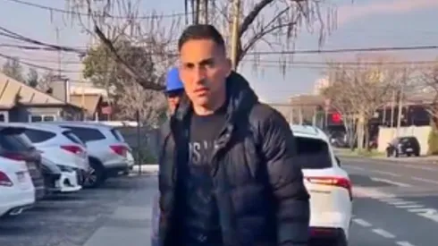 Correa llegó con cara de pocos amigos a hacerse los exámenes.