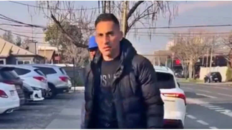 Correa llegó con cara de pocos amigos a hacerse los exámenes.