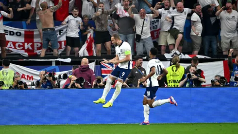 Harry Kane y Jude Bellingham festejan el gol del capitán ingles contra Países Bajos, en la semifinal de la Euro 2024.