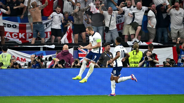 Harry Kane y Jude Bellingham festejan el gol del capitán ingles contra Países Bajos, en la semifinal de la Euro 2024.