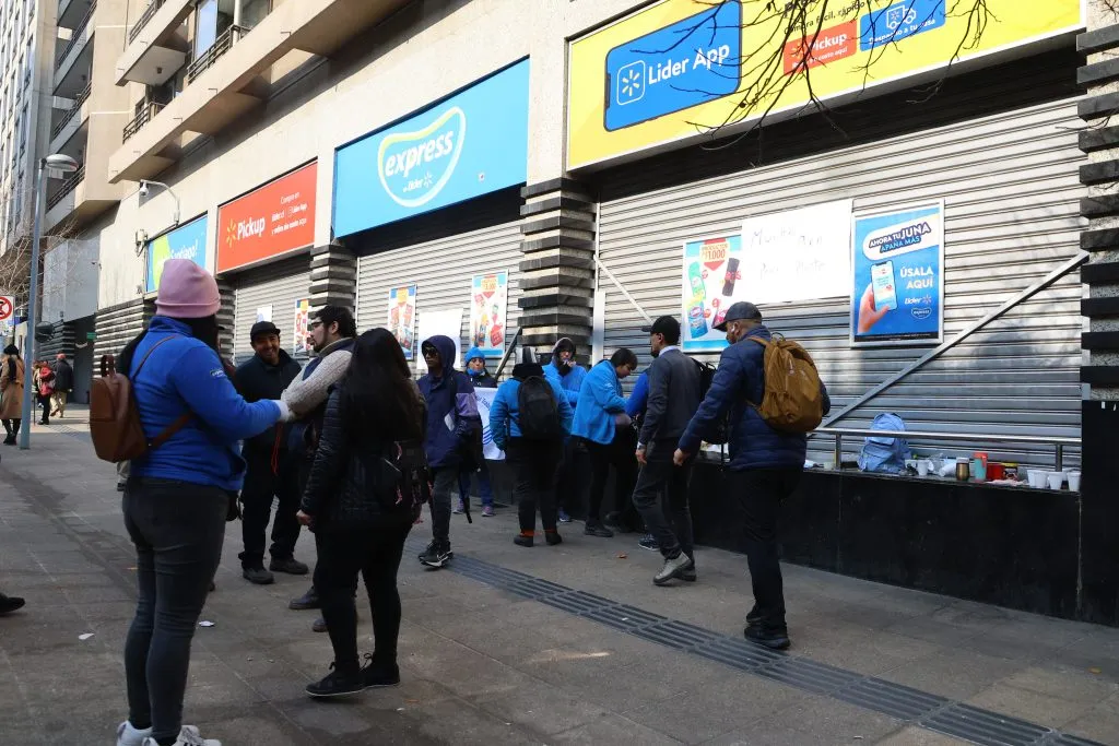 Santiago, 10 julio 2024.
Trabajadores del supermercado Lider se manifiestan durante el paro que mantiene cerrada la cadena de Supermercados.
Marcelo Hernandez/Aton Chile