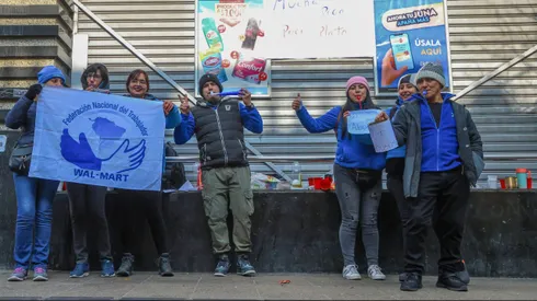 Santiago, 10 julio 2024. Trabajadores del supermercado Lider se manifiestan durante el paro que mantiene cerrada la cadena de Supermercados. Marcelo Hernandez/Aton Chile