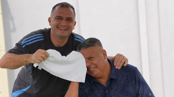 Claudio Tapia aclaró el porqué de tener un sirviente para secar el sudor.