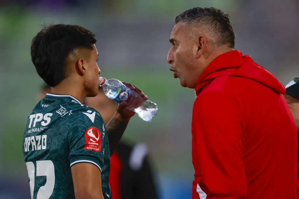 Jaime García le da indicaciones al juvenil Diego Opazo. (Andres Pina/Photosport).