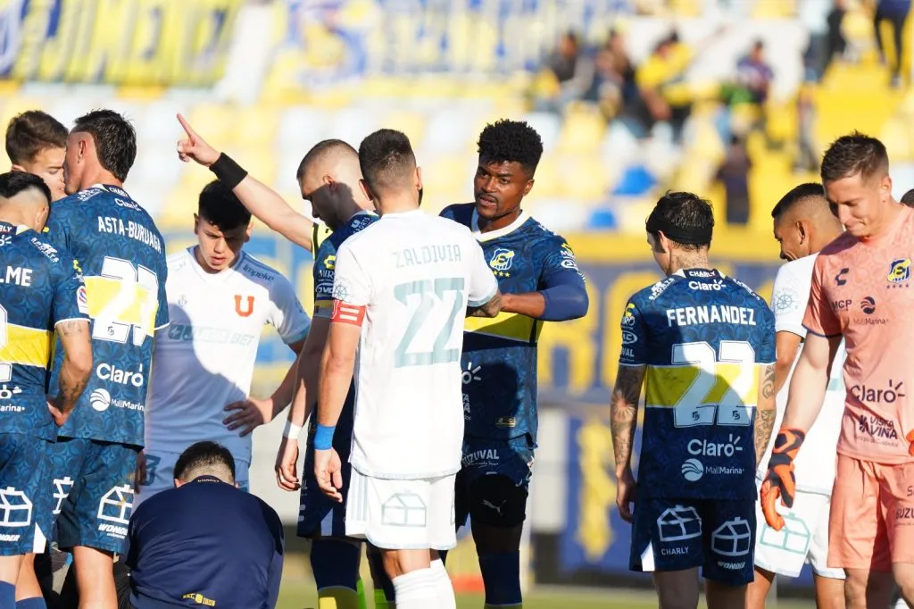 Matías Zaldivia dialoga con Eduardo Bauermann. (Foto: Cristian Cona | Emisora Bullanguera).