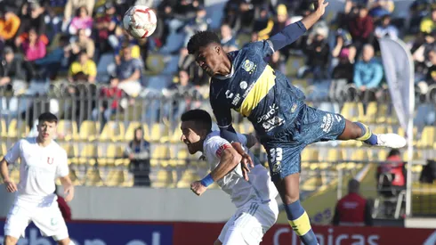 Eduardo Bauermann le gana una pelota aérea a Matías Zaldivia.