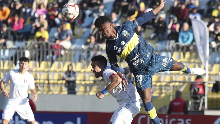 Eduardo Bauermann le gana una pelota aérea a Matías Zaldivia.