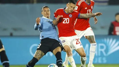 Darwin Núñez lucha contra Charles Aránguiz en las Eliminatorias 2026.