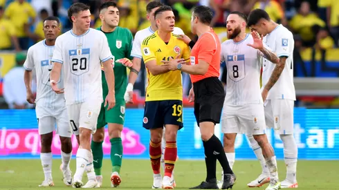 Los jugadores de Colombia y Uruguay le reclaman al árbitro Piero Maza en el último encuentro entre ambos en las Eliminatorias Sudamericanas 2026.