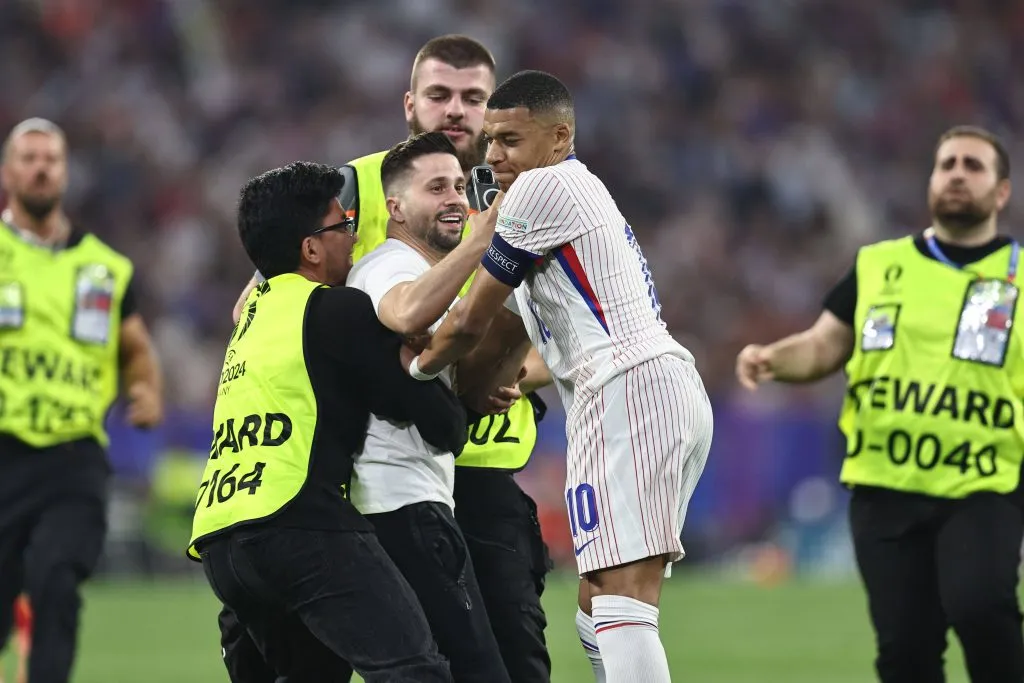 Ni los hinchas que entraron a la cancha pudieron tener un saludo de Kylian Mbappé. Foto: IMAGO.