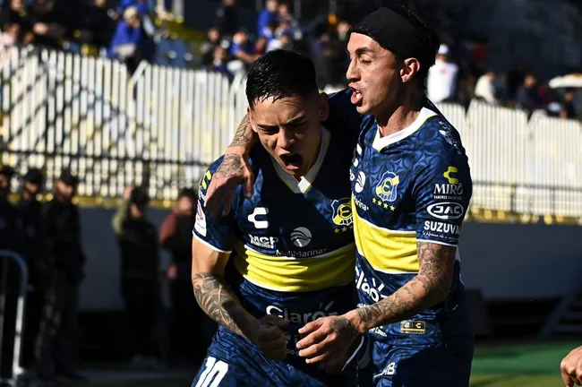 Joan Cruz grita el gol junto a Omar Fernández. (Jose Veas/Photosport).