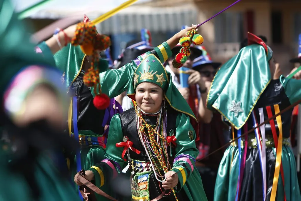 La Tirana, 16 de Julio del 2023.
Miles de personas entre peregrinos, danzantes y musicos, visitan, bailan e interpretan para honrar a la Virgen del Carmen de La Tirana, Chinita del Tamarugal en su festividad. Dicha celebracion vuelve tras tres años a raiz de la pandemia sanitaria. Alex Díaz/Aton Chile