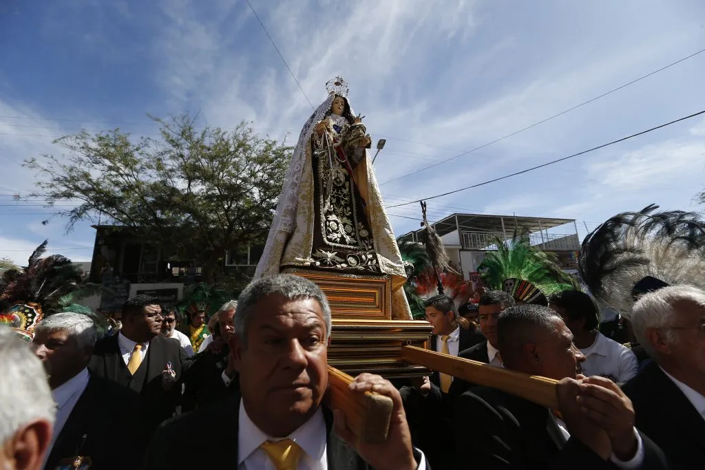 La Tirana, 16 de Julio del 2023.
Miles de personas entre peregrinos, danzantes y musicos, visitan, bailan e interpretan para honrar a la Virgen del Carmen de La Tirana, Chinita del Tamarugal en su festividad. Dicha celebracion vuelve tras tres años a raiz de la pandemia sanitaria. Alex Díaz/Aton Chile