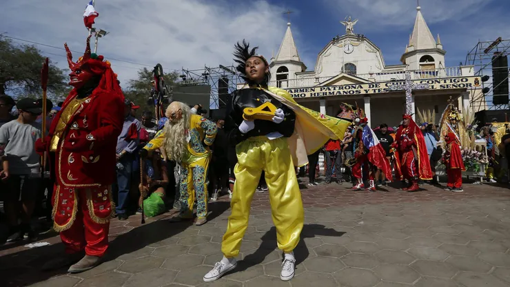 La Tirana, 16 de Julio del 2023. Miles de personas entre peregrinos, danzantes y musicos, visitan, bailan e interpretan para honrar a la Virgen del Carmen de La Tirana, Chinita del Tamarugal en su festividad. Dicha celebracion vuelve tras tres años a raiz de la pandemia sanitaria. Alex Díaz/Aton Chile