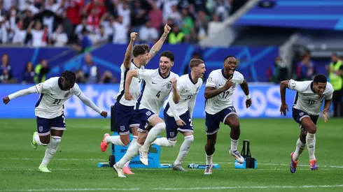 Los jugadores de Inglaterra festejan la victoria por penales ante Suiza en los cuartos de final de la Euro 2024.