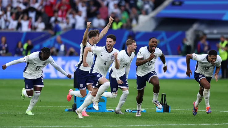 Los jugadores de Inglaterra festejan la victoria por penales ante Suiza en los cuartos de final de la Euro 2024.