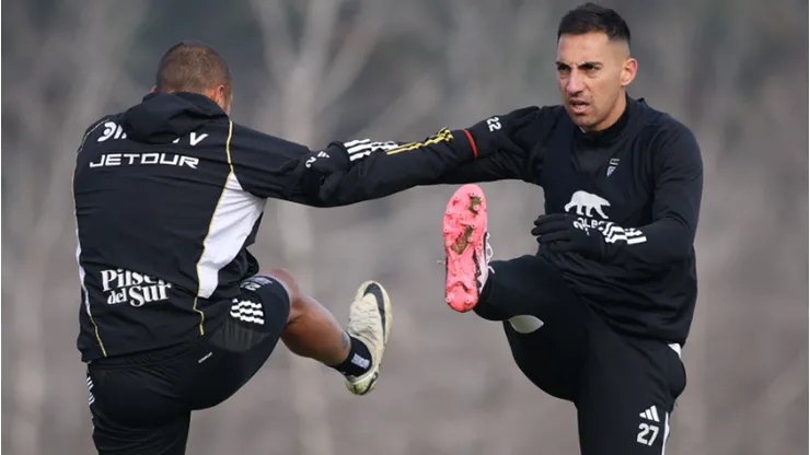 Javier Correa se pone a punto.