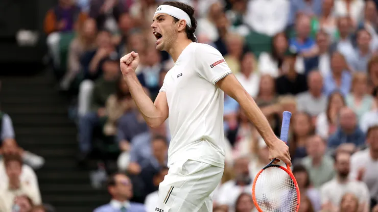 Taylor Fritz festeja el cuarto set ante Alexander Zverev, en los octavos de final de Wimbledon 2024.