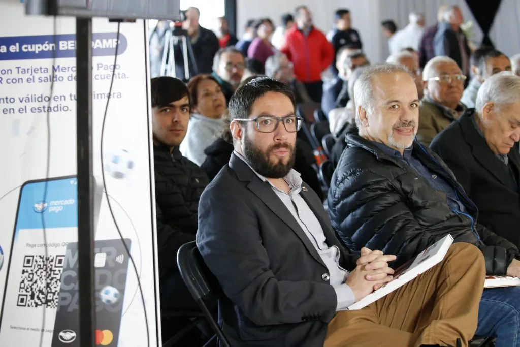 Aníbal Mosa pudo volver a la presidencia de Colo Colo gracias a los votos de Matías Camacho y el CSD. | Foto: Photosport.