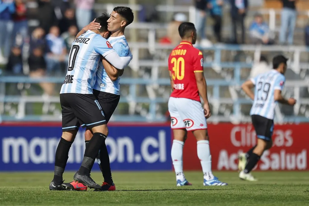 Tomás Aránguiz recibe felicitaciones por su golazo tremendo. (Pepe Alvujar/Photosport).
