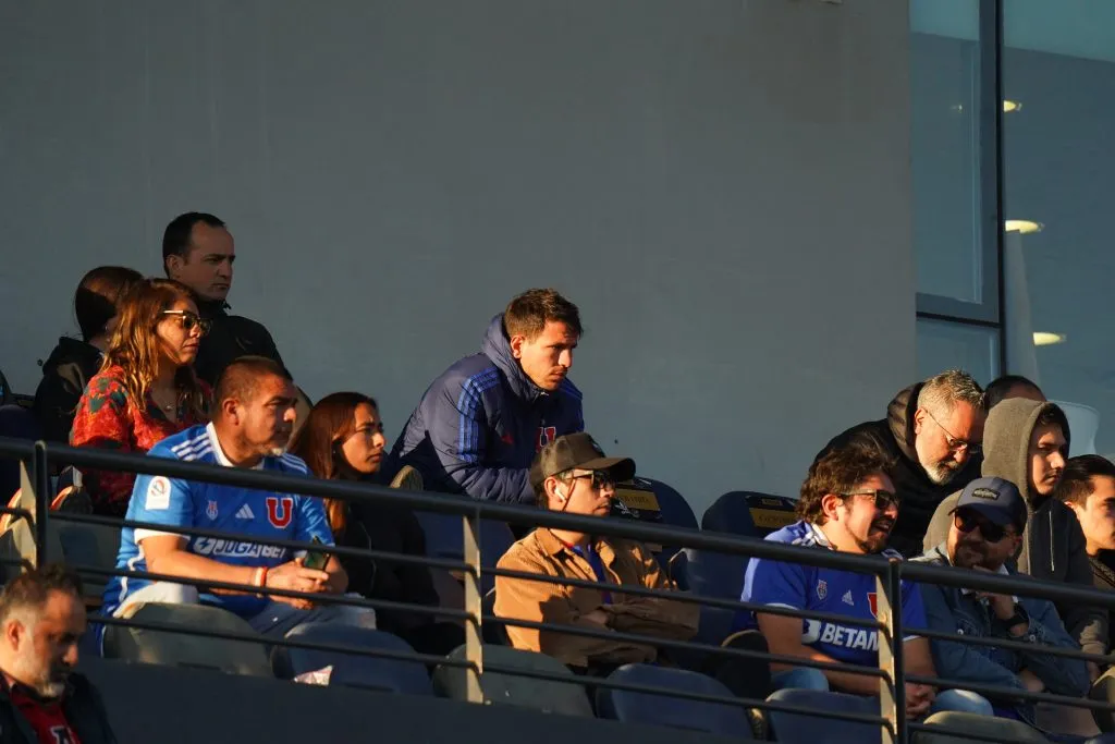 El director deportivo de Azul Azul, Manuel Mayo, estuvo presente en el duelo contra Everton pero se fue en completo silencio. Foto: Cristián Cona / Emisora Bullanguera.