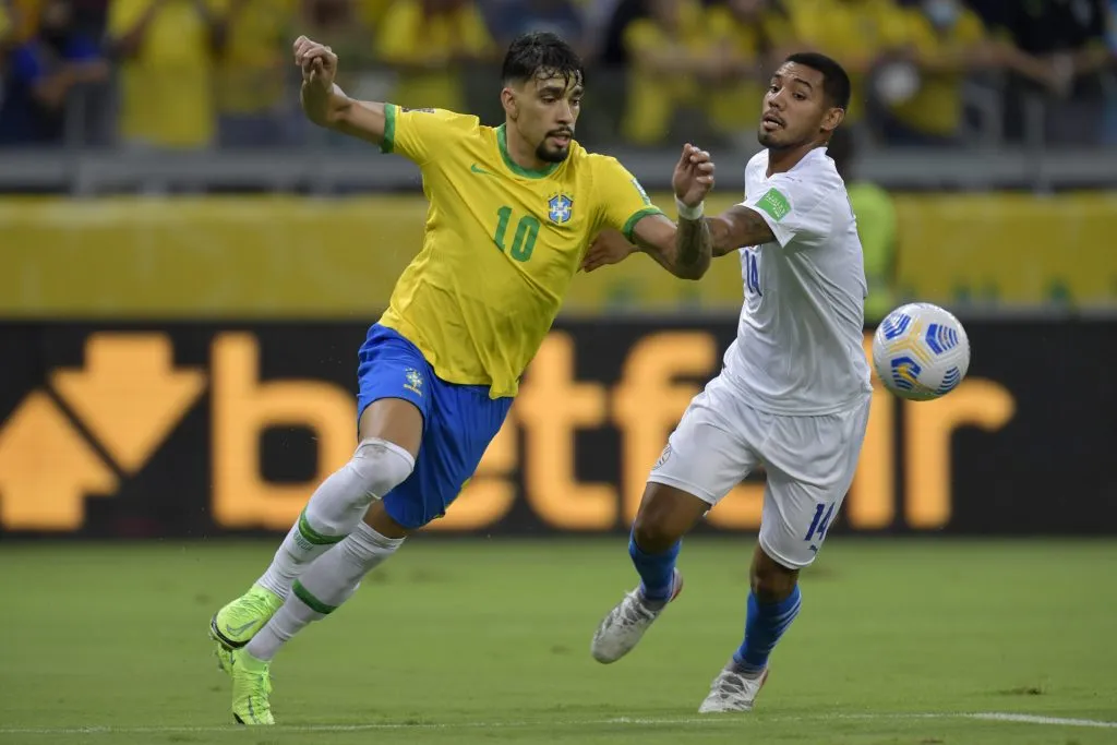 David Martínez ante Lucas Paquetá en un duelo entre Paraguay y Brasil. (Pedro Vilela/Getty Images).