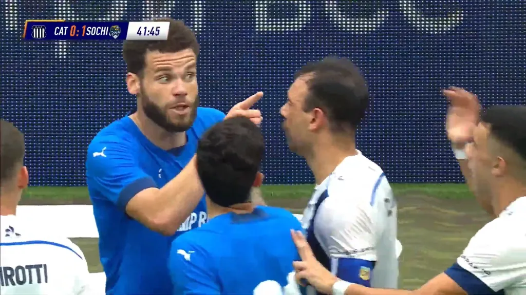 Marcelo Alves quedó muy molesto con Alejandro Martínez. Catalán intentó frenarlo. (Captura).