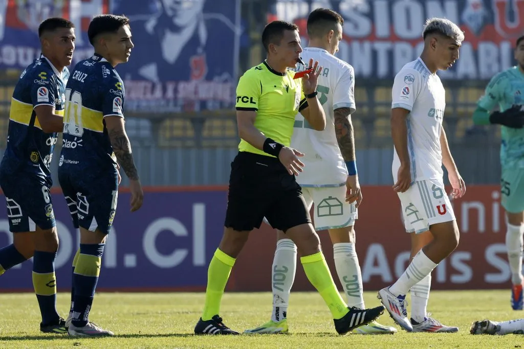 El joven árbitro Emilio Bastías fue cuestionado por el DT de Everton por su polémico accionar ante la U