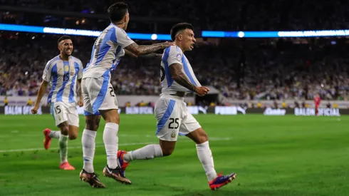 Lisandro Martínez festeja su primer gol con la camiseta de Argentina, en los cuartos de final de la Copa América 2024 contra Ecuador.