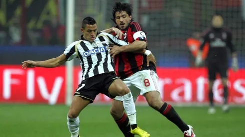 Alexis Sánchez aguanta la marca de Gennaro Gattuso.