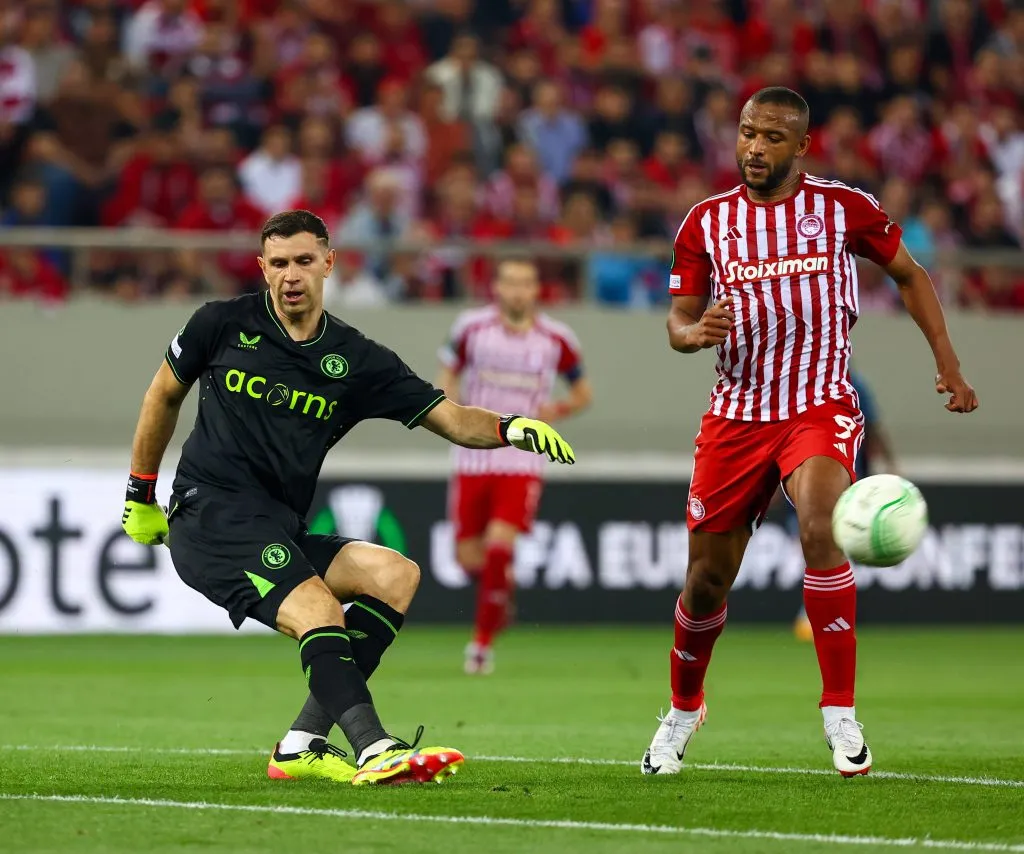 Dibu Martínez jugando en Conference League por el Aston Villa